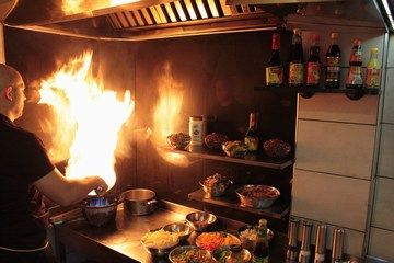 Naš kuvar dok sprema jelo